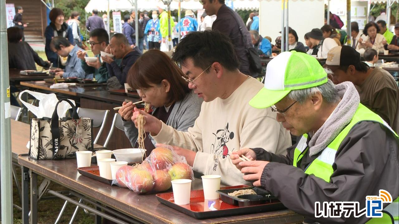 くらし・話題｜行者そば祭り　１，２００食提供