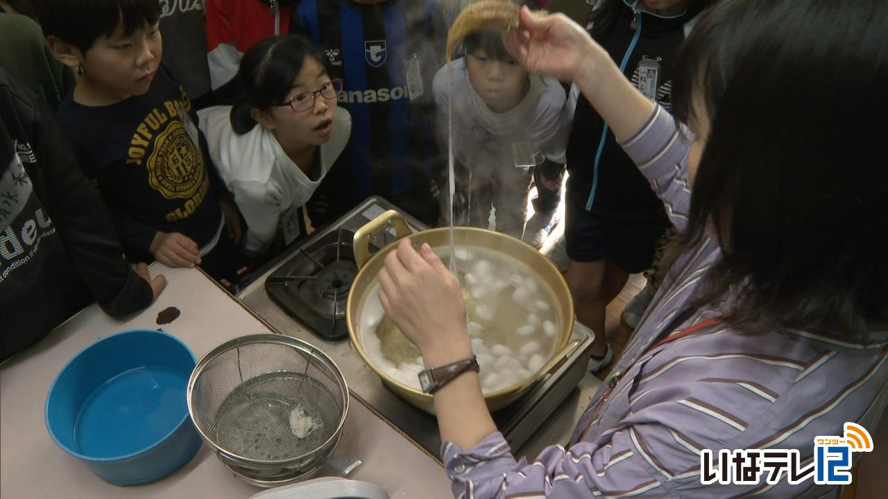 養蚕学習で糸取り体験