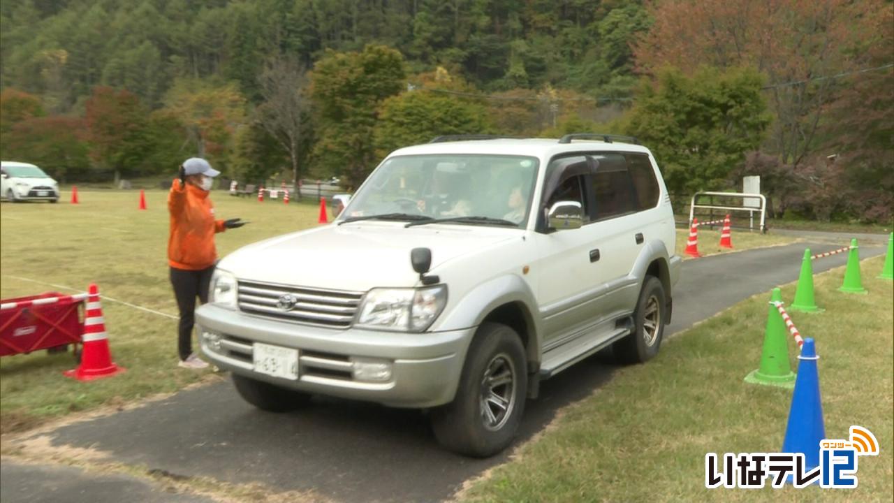 もみじ湖紅葉祭りにあわせマイカー規制始まる