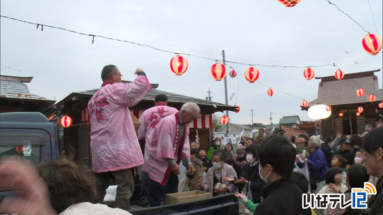 西町のえびす講祭で宝投げ