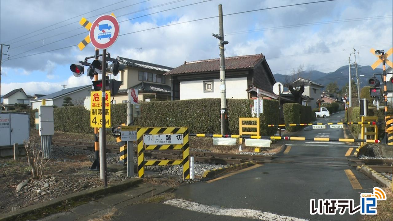 列車と車衝突事故　３００人に影響