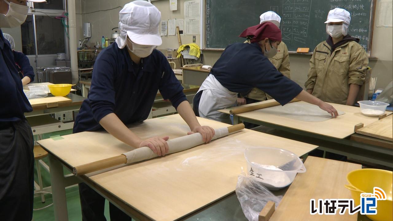 上伊那農業高校畜産班　３年生のために蕎麦打ち練習