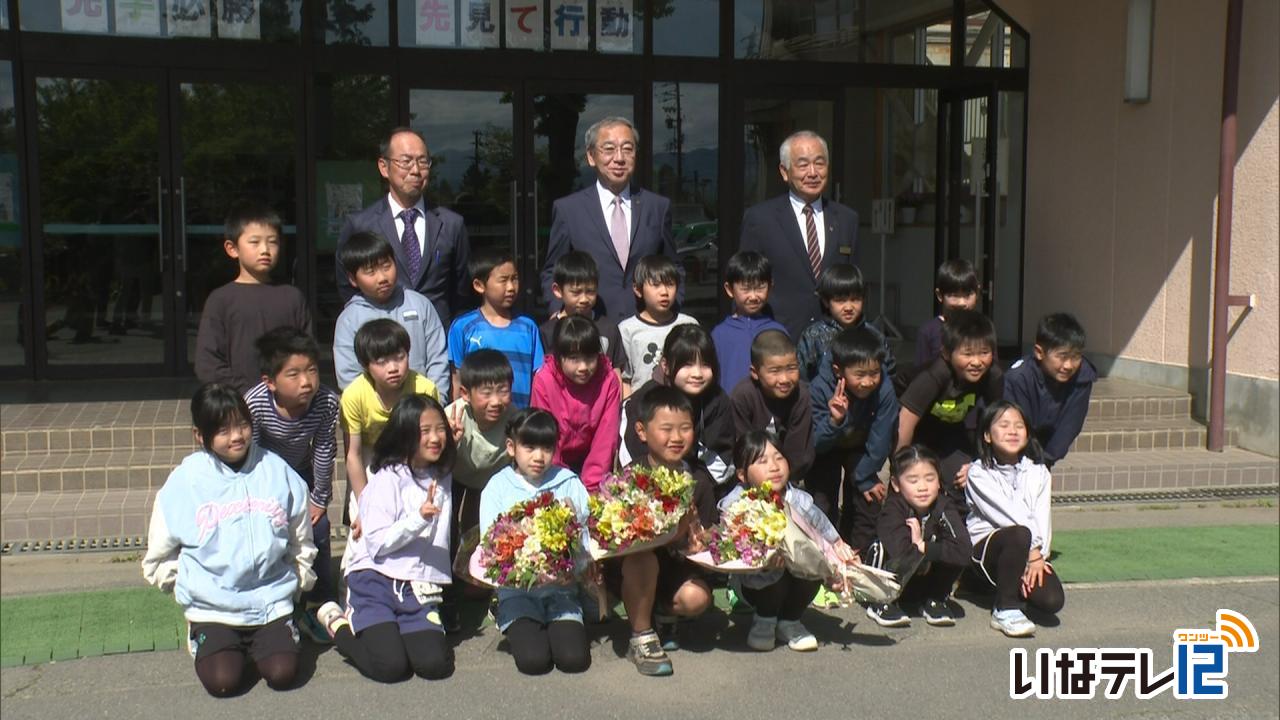 花に親しみ心豊かに 西春近北小で花育の授業