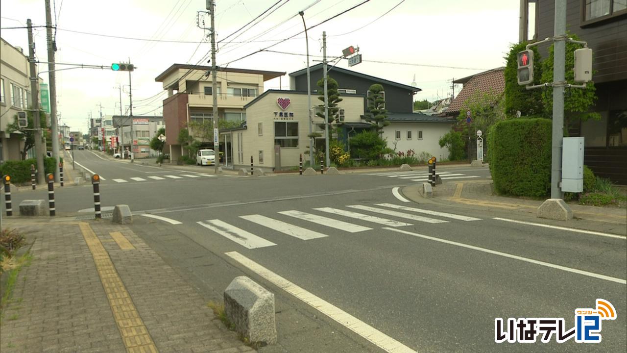 伊那市で事故　８０代女性が大けが