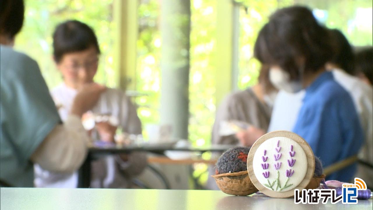 信州高遠美術館で刺しゅう講座　ブローチづくり