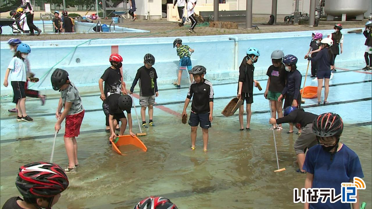 伊那東小学校　プールの掃除