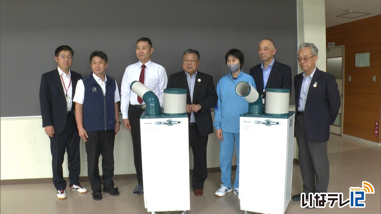 （株）コマツが町にスポットエアコン寄贈
