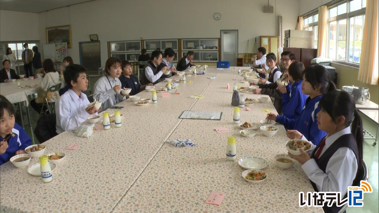 長谷中生徒と大人が給食で交流