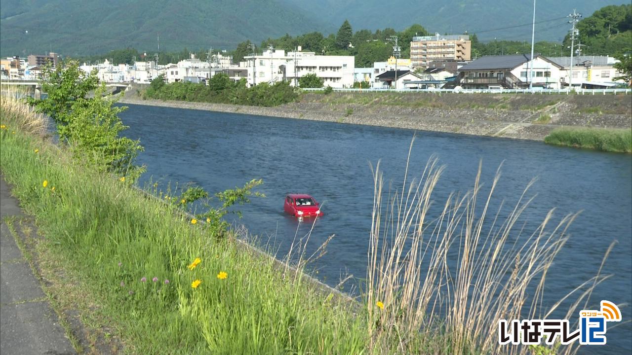 天竜川に軽自動車転落