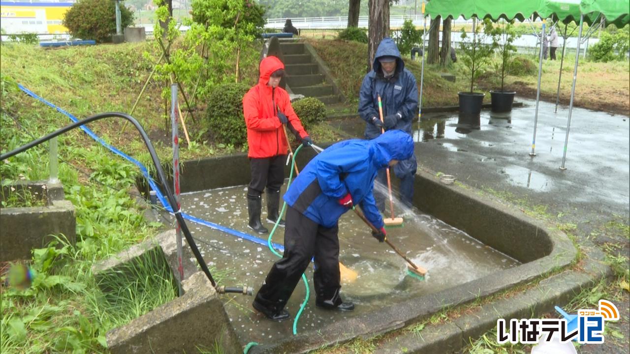 北島水源で清掃・草刈り