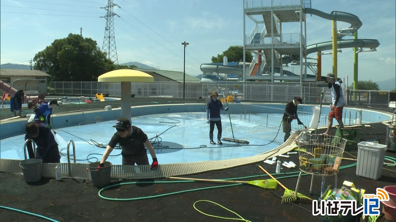 最高気温３４．５度 市民プールで清掃