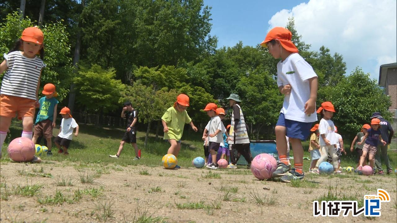 西箕輪保育園でサッカー巡回指導