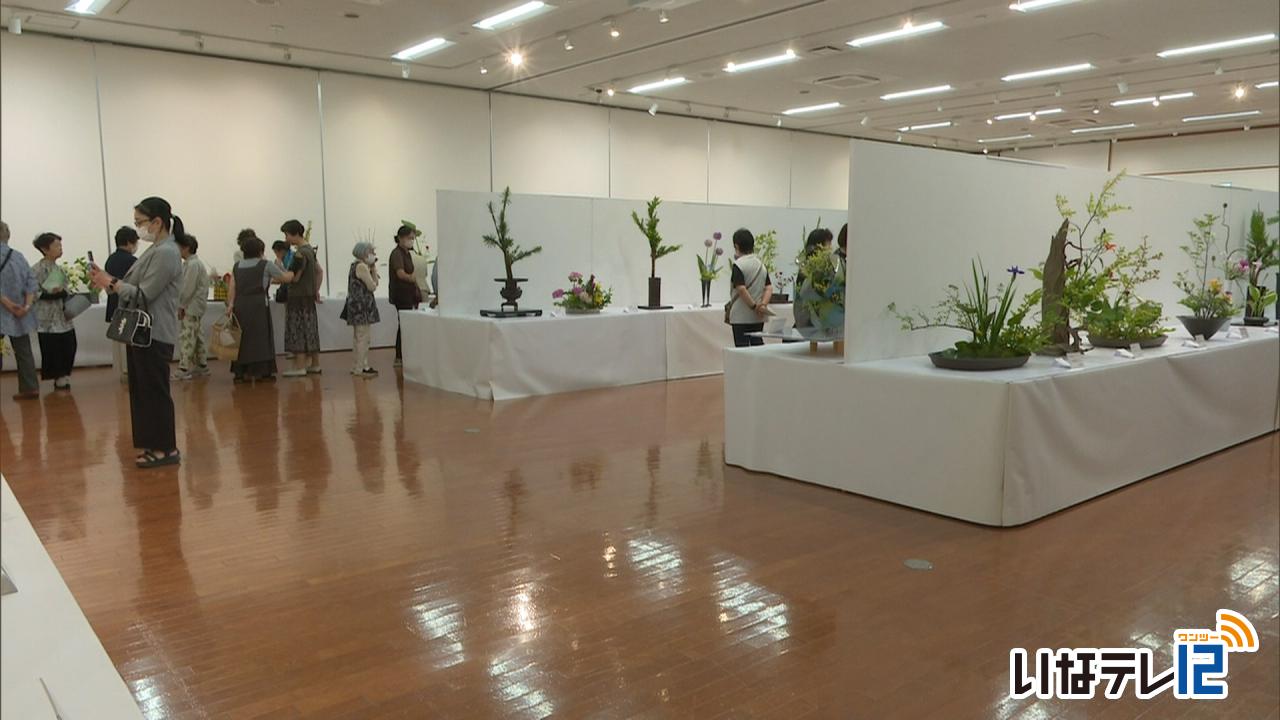 上伊那華道会　諸流いけばな展２２日まで