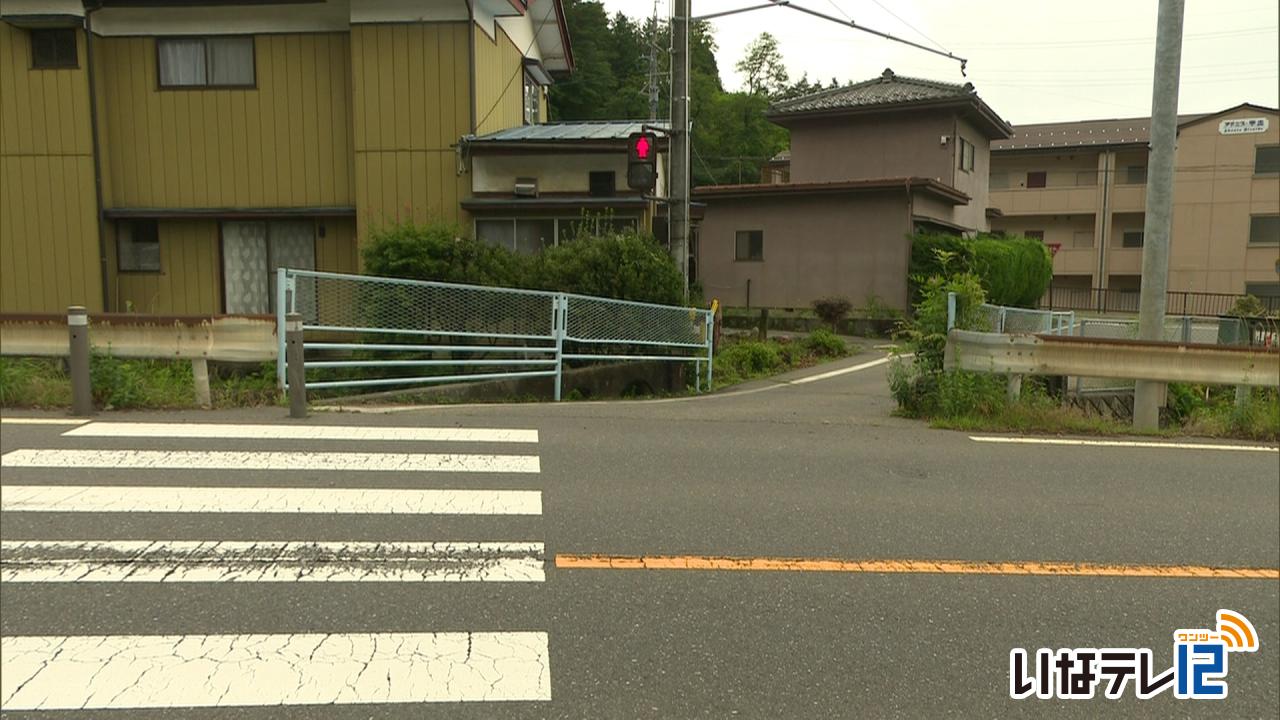 辰野町平出　緊急走行中の救急車が単独事故