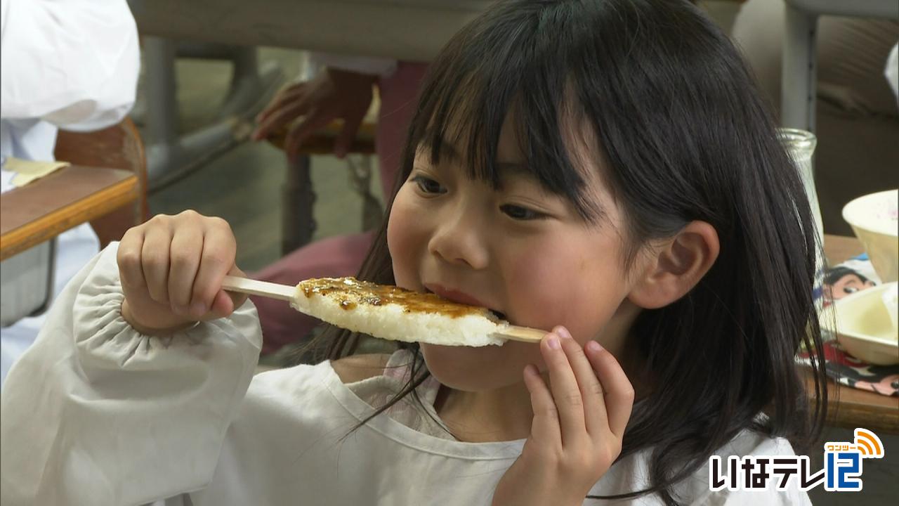 １年生に五平餅をプレゼント