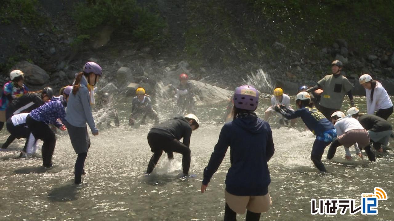 伊那市の保育士　川遊び研修