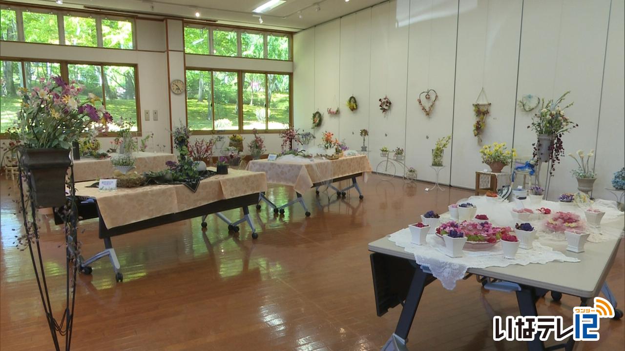 パン粘土の花展　約１００作品展示