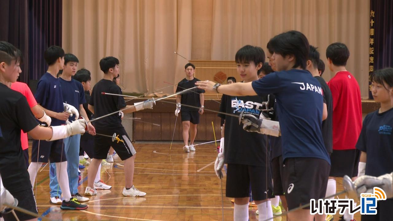 五輪選手が指導　フェンシング練習会