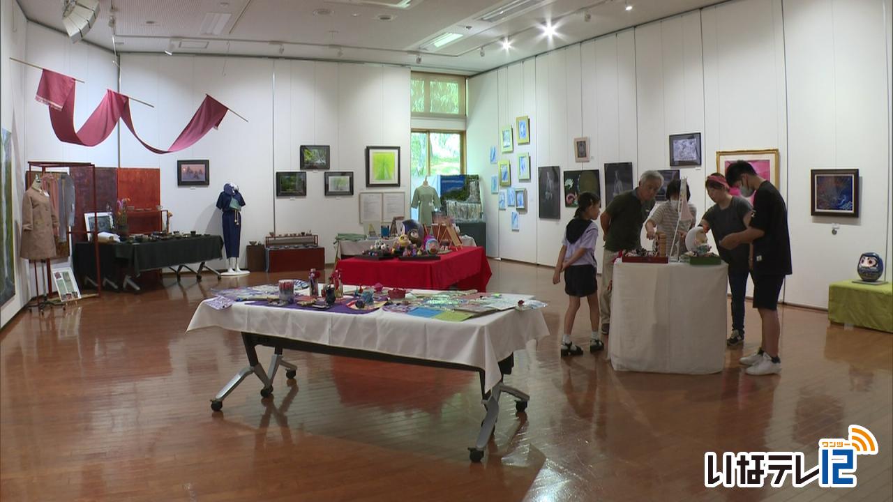 ９人の作品並ぶ　楽創展