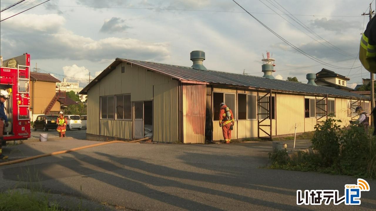 伊那市狐島の倉庫で火事 けが人なし