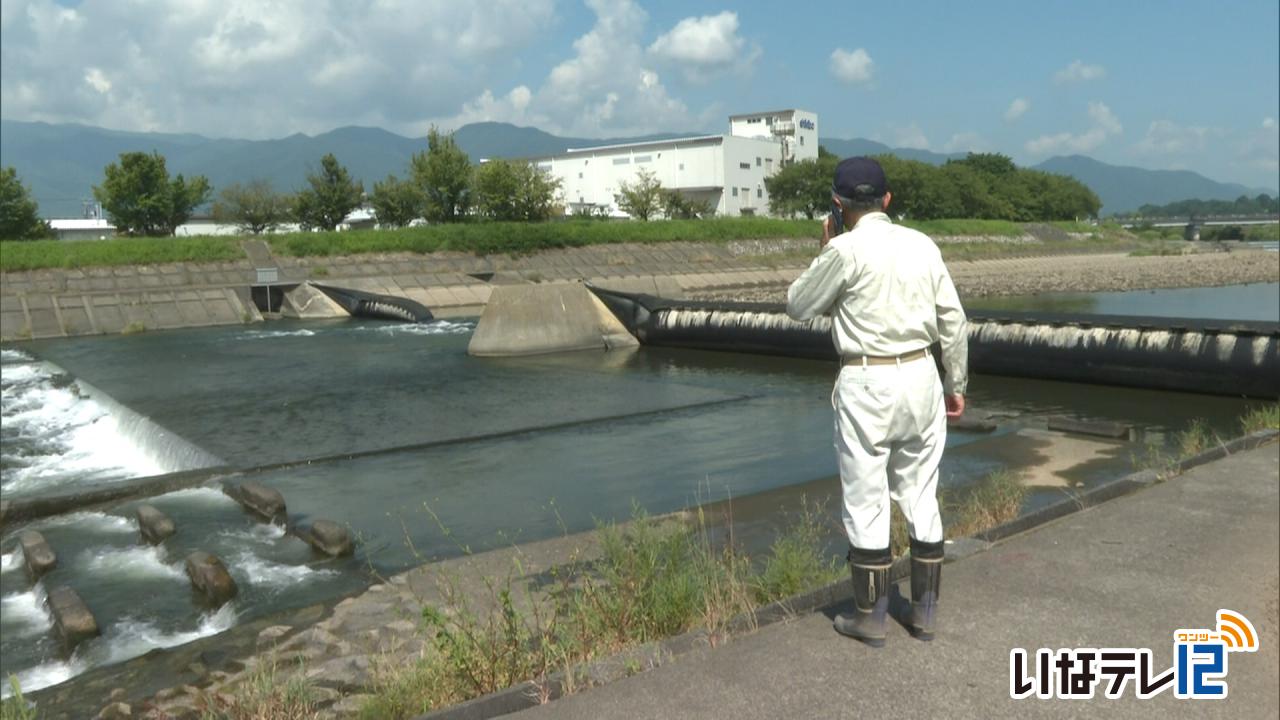 天竜川のゴム製の堰が破損
