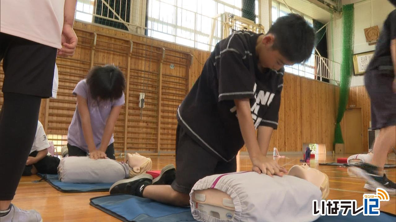 市内小学生　救急救命法を学ぶ