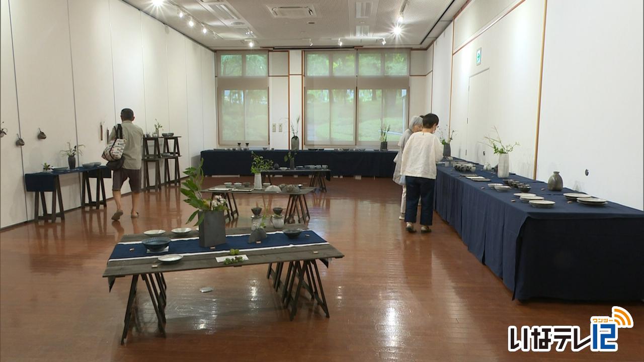 高遠町の陶芸家　林秋実さんの作陶展　９日（火）まで