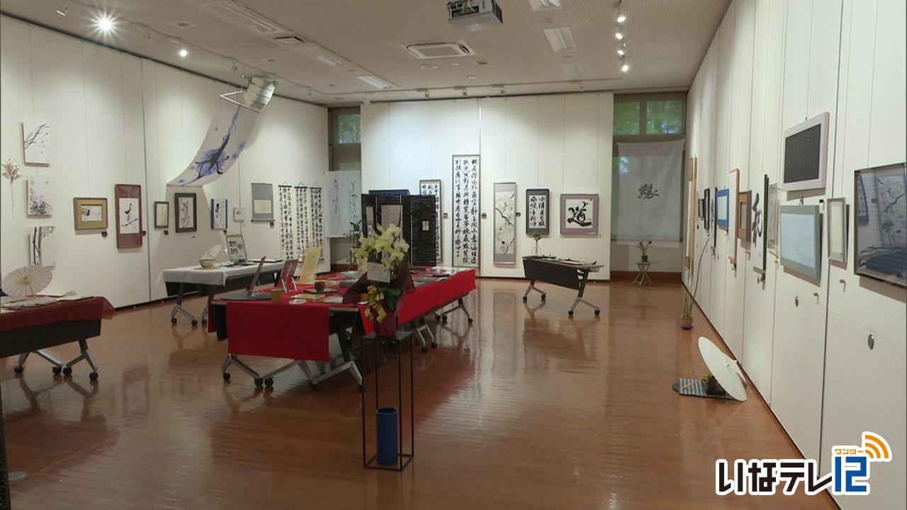 箕輪町の書家　山本琇華さん作品展　９日まで