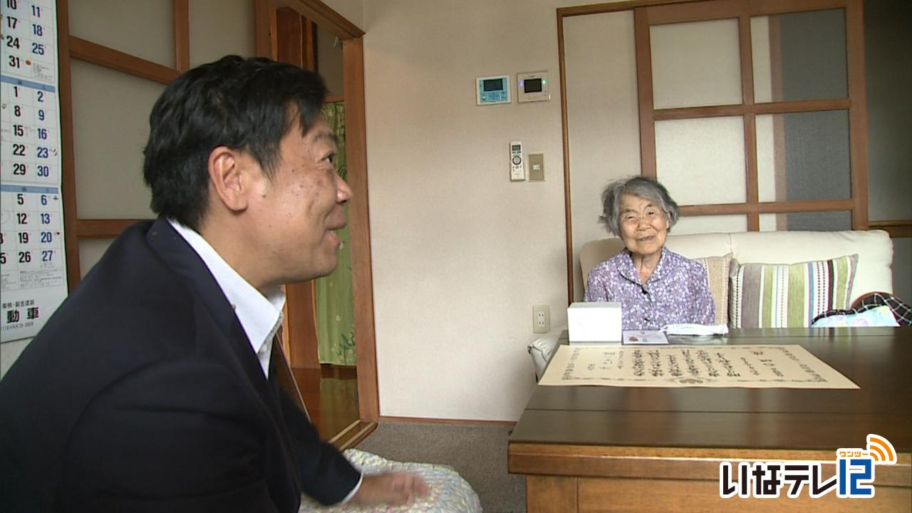 藤城村長が高齢者宅を訪問し長寿を祝う