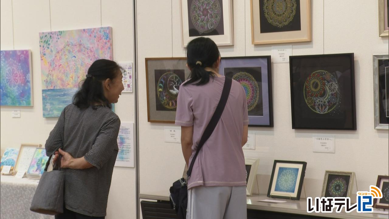 曼荼羅の作品並ぶ展示１６日（火）まで