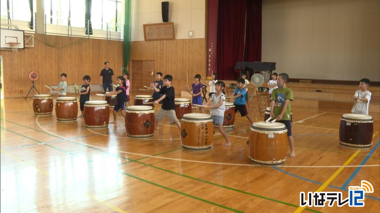箕輪南小３年生　締結式で太鼓の演奏披露