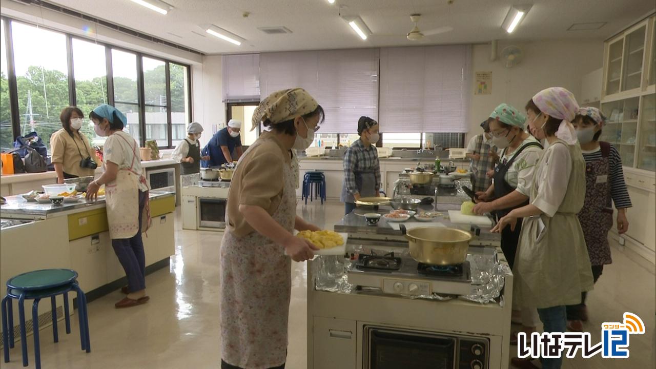 旬の夏野菜使った料理教室　酒井さつきさんが指導