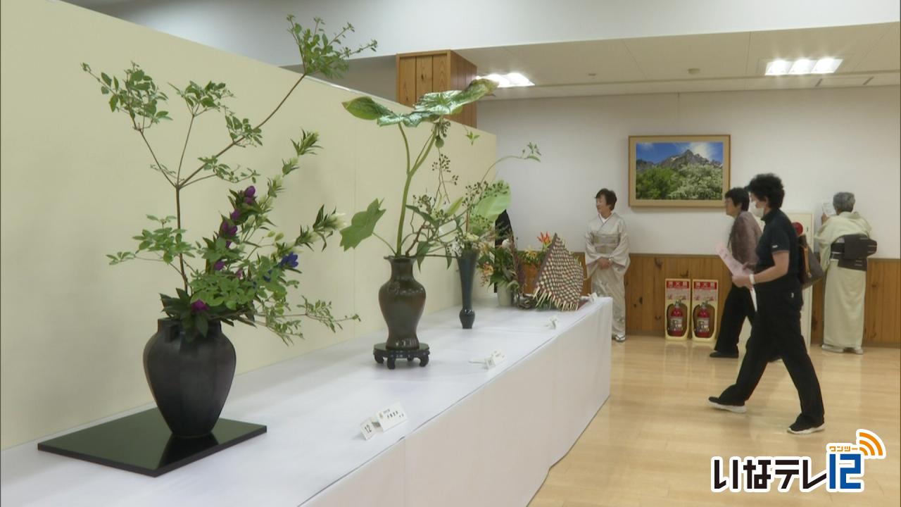 長野県華道教育会伊那・飯田支部の華道展