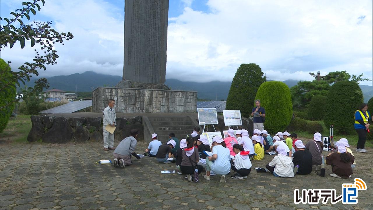 箕輪中部小４年１組　農業用水探検隊で西天竜幹線用水路学ぶ