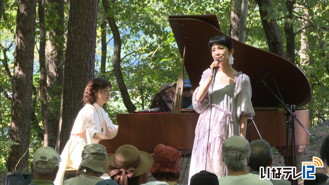 平澤真希さん老松場の丘でピアノコンサート