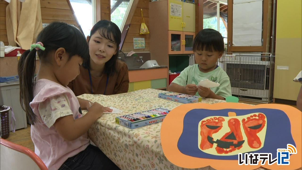 長谷フェスに向け園児がかぼちゃの装飾作り