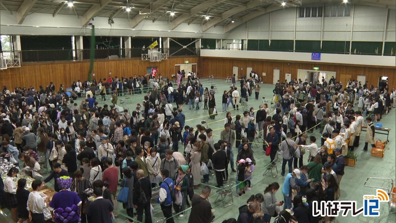 上農祭で農産物販売 多くの人でにぎわう