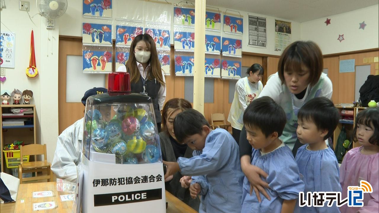 防犯教室で園児が話を聞く