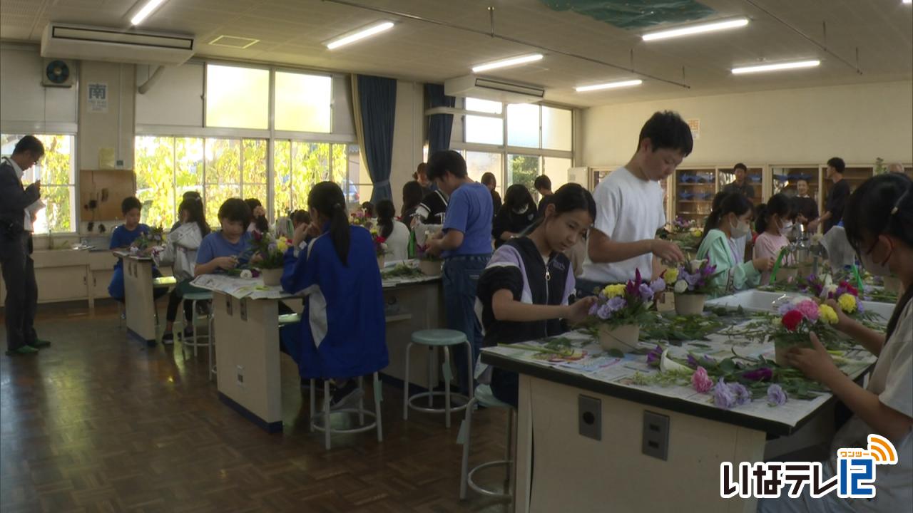南箕輪小学校　フラワーアレンジメント体験