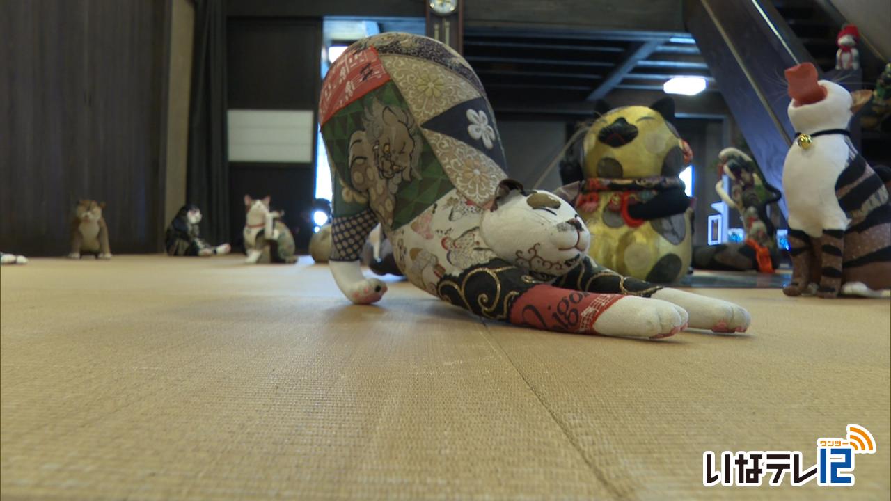 古い着物で作られた猫展示　古裂いな猫の日々