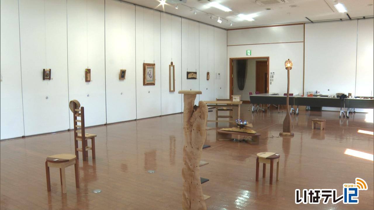 伊那市長谷の植野忠司さん　木とあかりと家具展