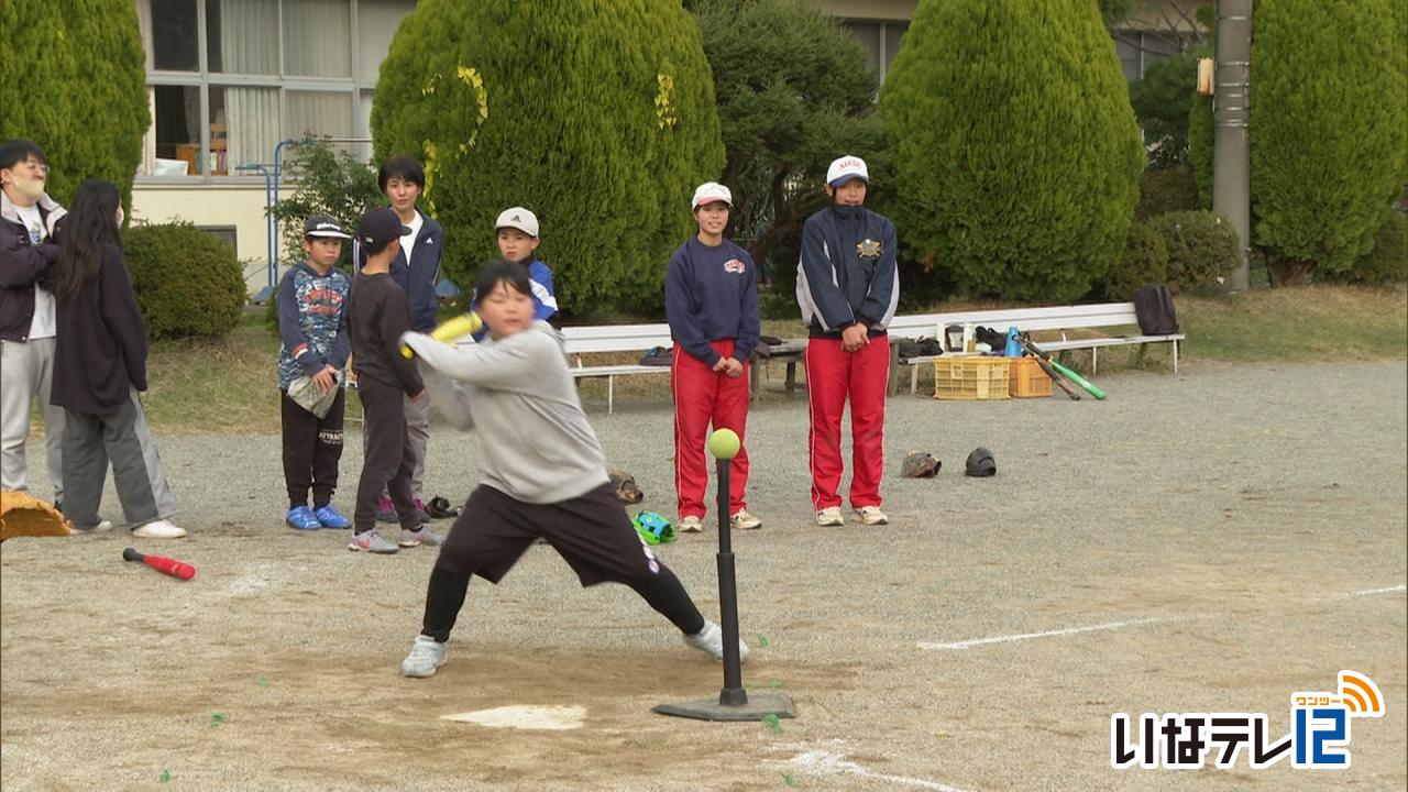 西春近南小　高校生とソフトで交流