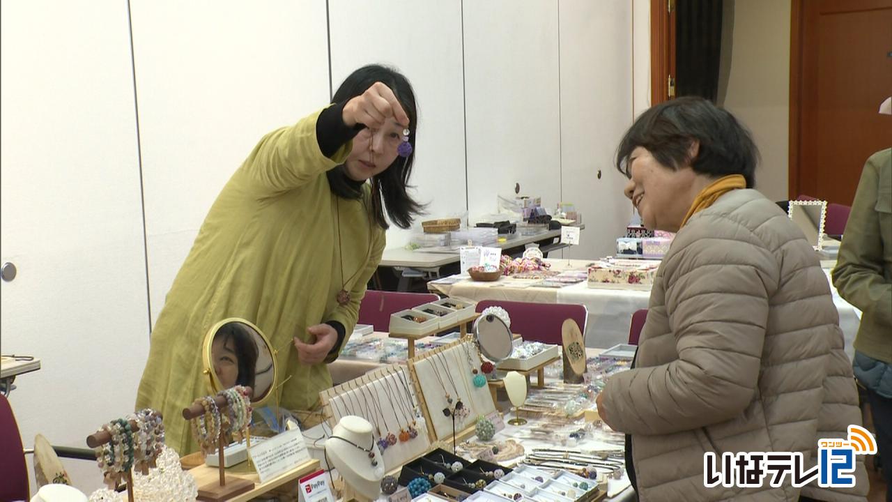 小さな贈り物展　２７日まで