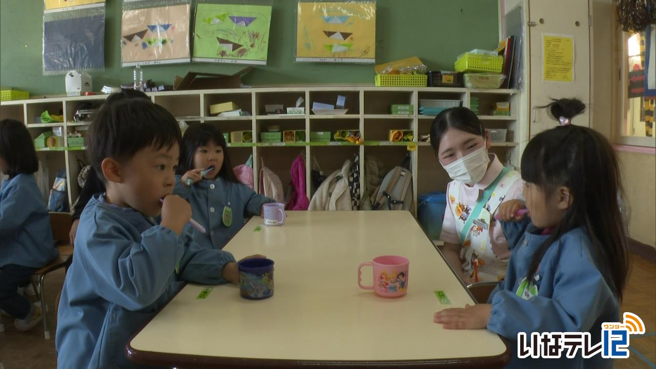 県公衆衛生専門学校の学生　竜南保育園で歯みがき指導