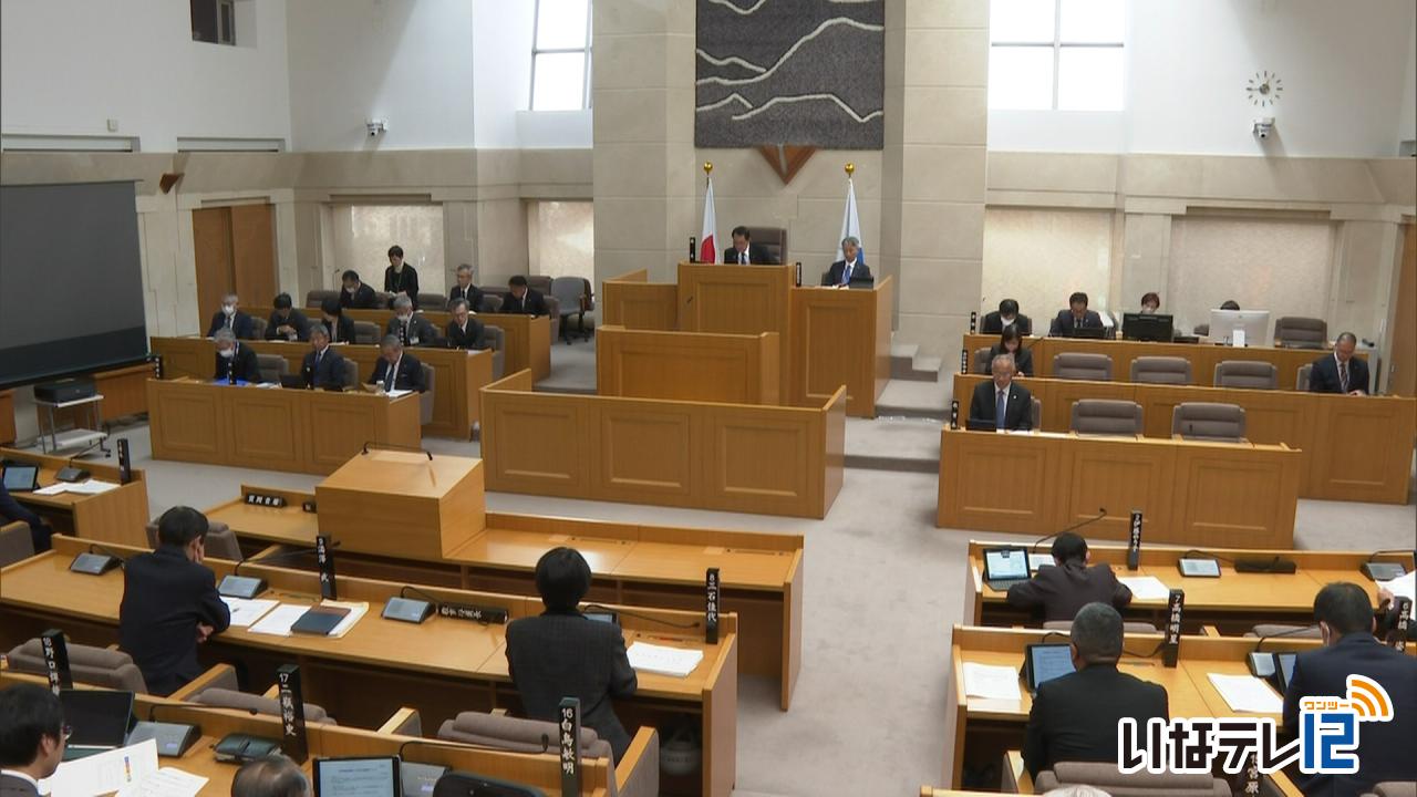 伊那市議会開会　１８議案提出