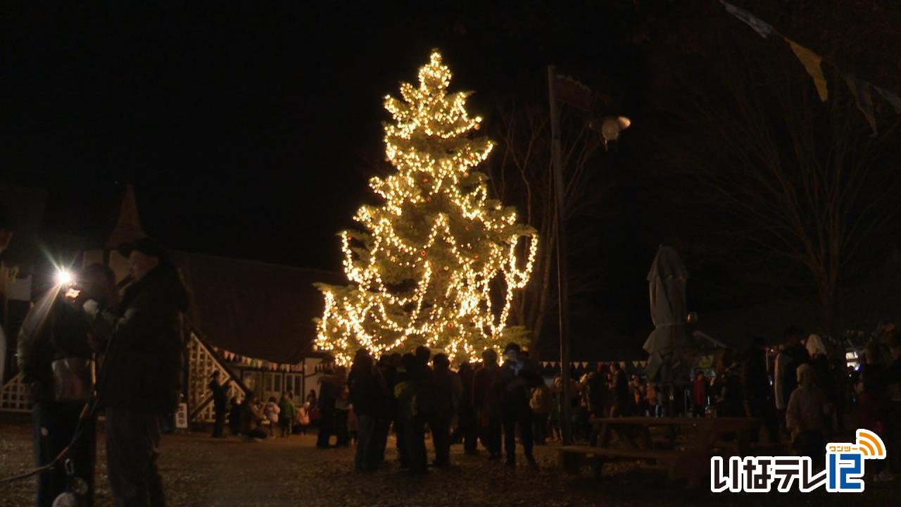 10メートルのクリスマスツリー点灯