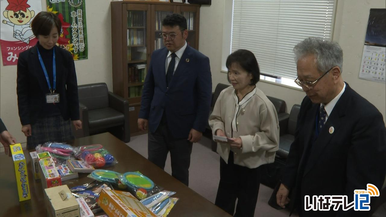 長野県労働金庫伊那支店運営委員会　学童クラブに玩具寄贈
