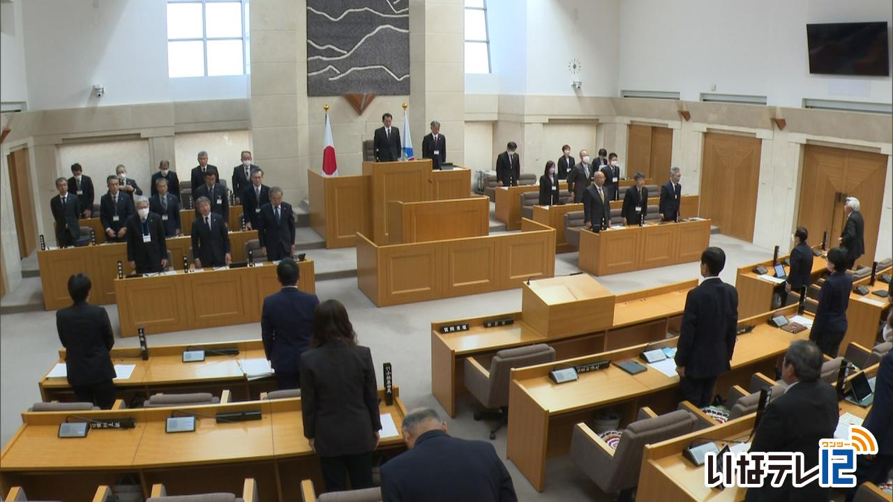 伊那市議会閉会　32議案可決