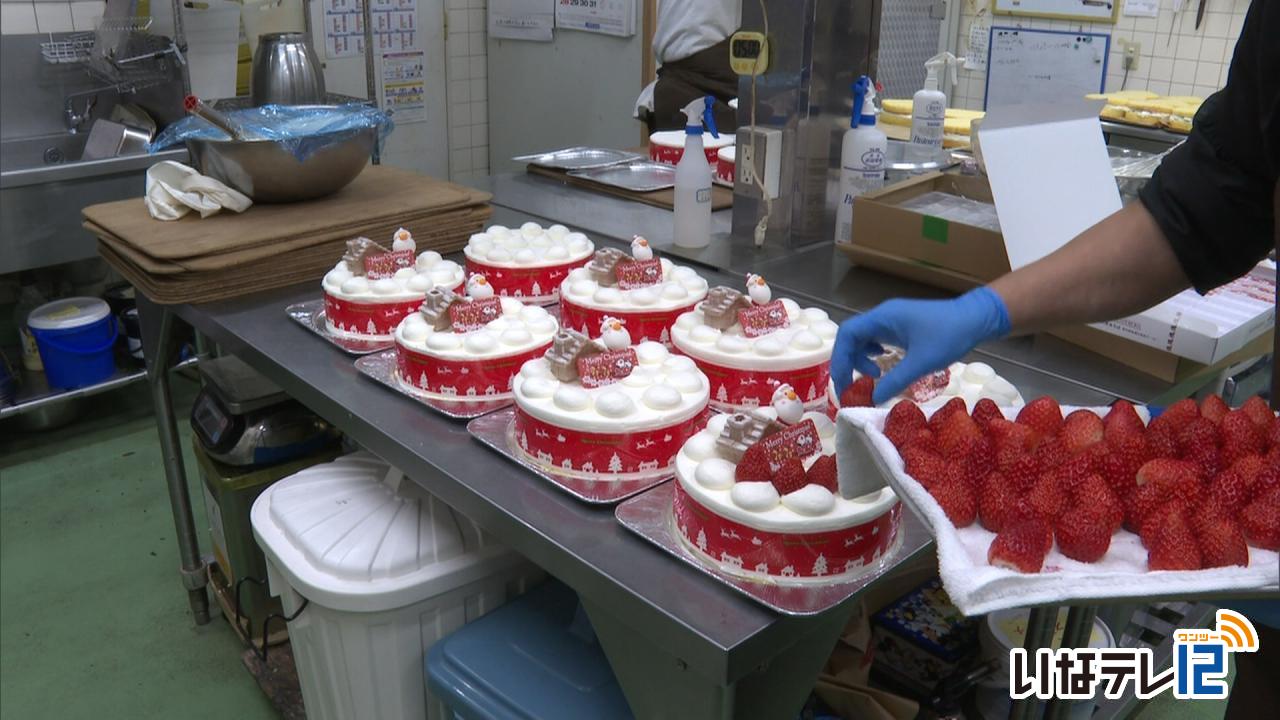 クリスマスイブ　菓子店のケーキ販売盛況