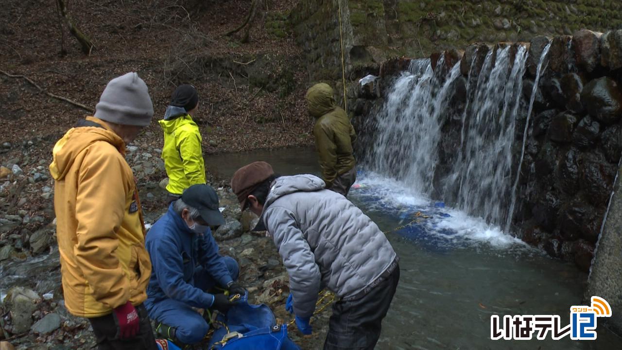 寒晒蕎麦提供へ そばの実を川に浸す
